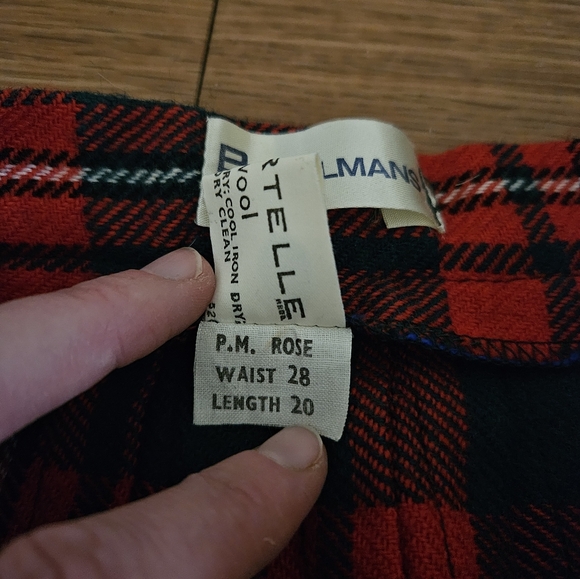 Vintage wool plaid pleated skirt / 90's red and green check print - Picture 4 of 5